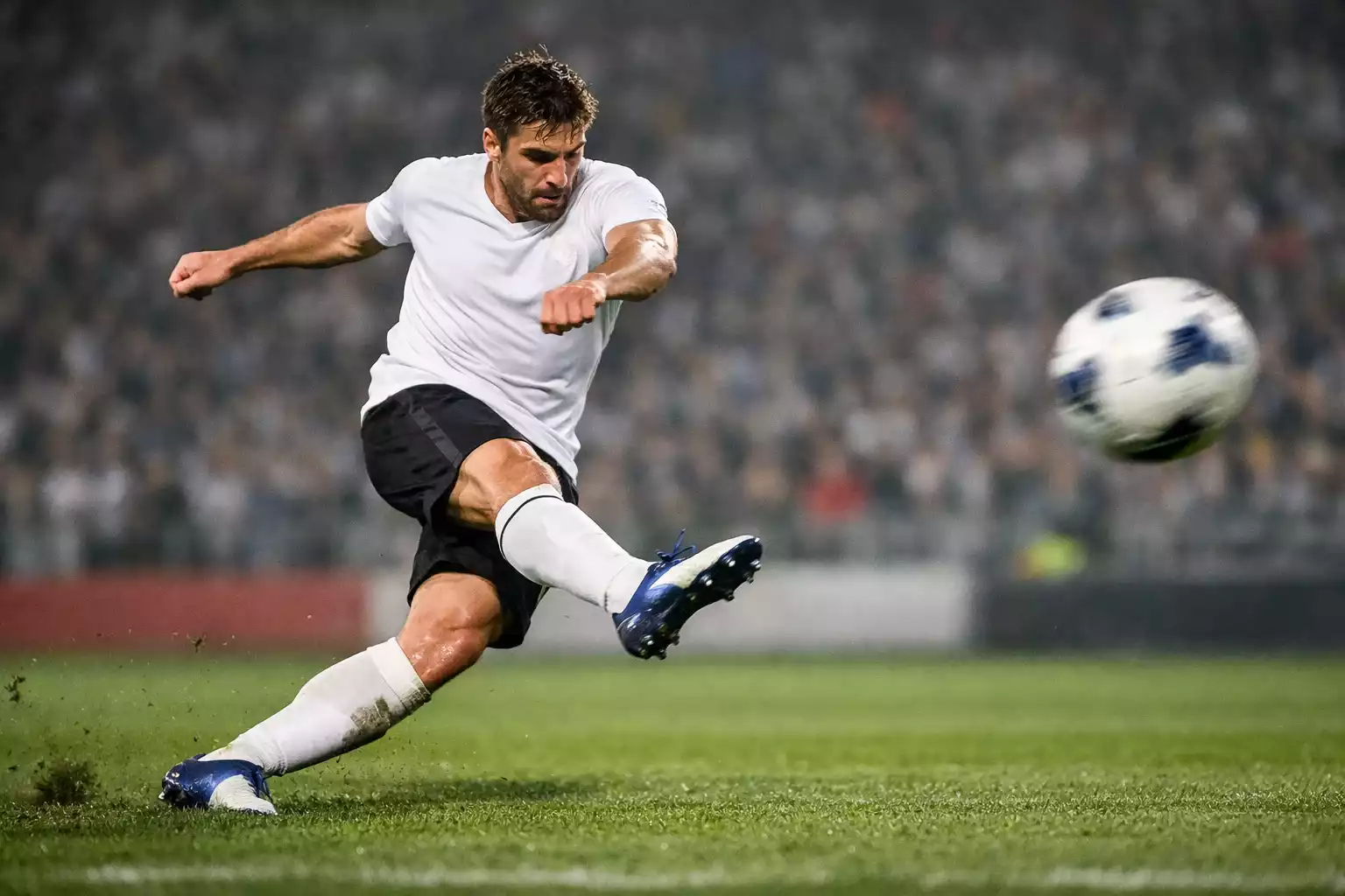 Attaccante di calcio che tira in porta durante una partita di Serie A